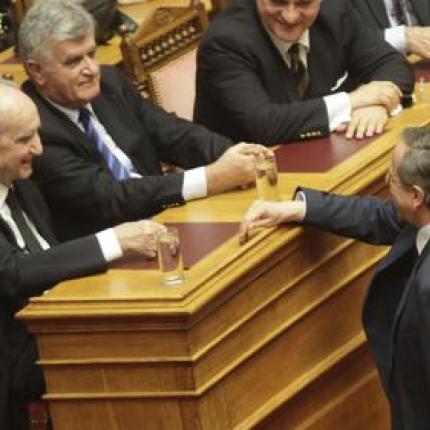 Συνομιλία Μητσοτάκη  - Σαμαρά στη Βουλή