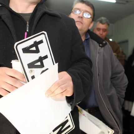 Πως καταθέτουν τις πινακίδες των  ιχ οι Ευρωπαίοι