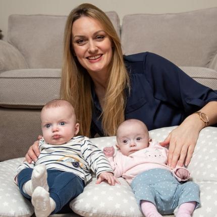 Η 39χρονη Ρεμπέκα Ρόμπερτς με τα δίδυμα μωρά της