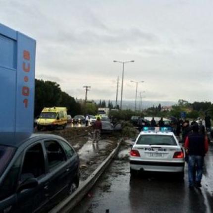 Ενας τραυματίας από τη σύγκρουση νταλίκας με 8 Ι.Χ, στην Αθηνών Λαμίας