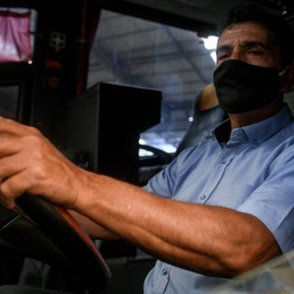 μάσκα οδηγός λεωφορείου