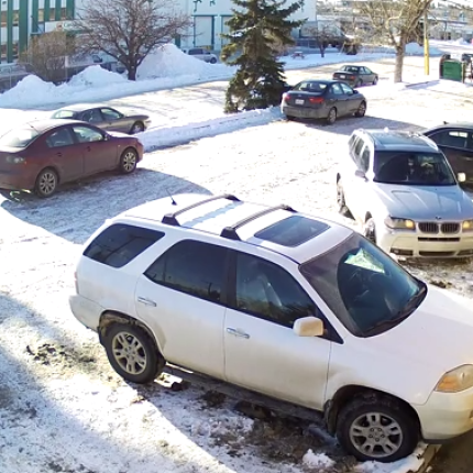 Ο οδηγός που χρειάστηκε πάνω από 4 λεπτά για να βγει από άδειο γκαράζ (βίντεο)