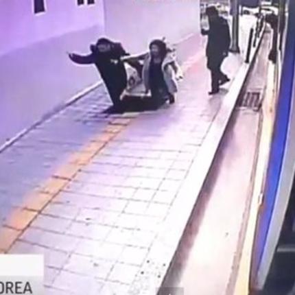 Ο δρόμος κατάπιε ανθρώπους στη Νότια Κορέα (βίντεο)