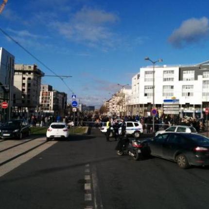 Ομηρία σε ταχυδρομείο κοντά στο Παρίσι