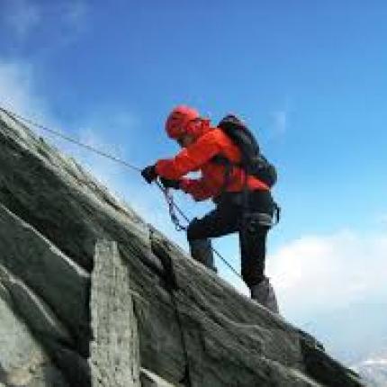 Ορειβάτης ετών ... 87 σκαρφαλώνει σε βράχο 14 μέτρων σε 40 δευτερόλεπτα!