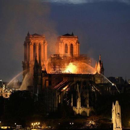 παναγία_των_παρισίων_φωτιά