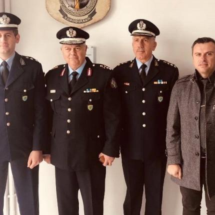 Από αριστερά: Ο διοικητής του Τμ. Τροχαίας Αγ.Νικολάου Π. Ζερβάκης, ο Περιφερειακός Αστυνομικός Δ/ντής Κρήτης Α.Ρουτζάκης, ο Αστυνομικός Δ/ντής Λασιθίου Μ. Παπαδάκης και ο Πρόεδρος της Παγκρήτιας Ένωσης Αστυνομών ΕΛΑΣ Στ. Καρακούδης