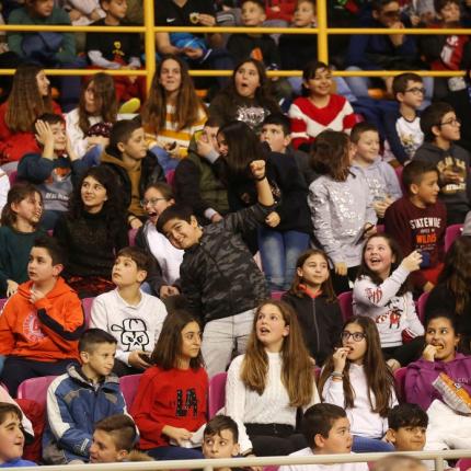 Παιδιά στην κερκιδα.jpg