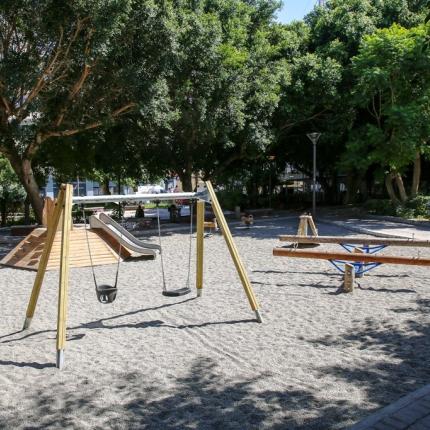 νέα παιδική χαρά στις οδούς Κανάρη και Ικάρου 