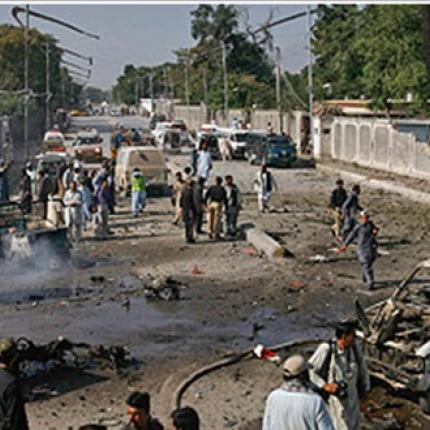 Επίθεση αυτοκτονίας με 45 νεκρούς στα σύνορα Ινδίας - Πακιστάν