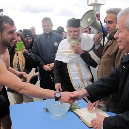 Λιμανάκι Παντάνασσας: Δώρο ένα αγιοκωνσταντινάτο στον τυχερό βουτηχτή 