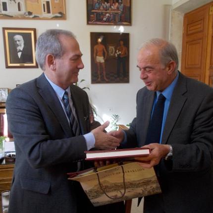 Στο Ηράκλειο ο πρόεδρος του ΕΚΑΒ - "Ερχονται 25 ασθενοφόρα στην Κρήτη"