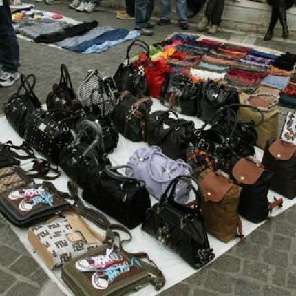 Επιχείρηση - σκούπα της ΕΛΑΣ στο κέντρο του Ηρακλείου για παραεμπόριο και παράνομη στάθμευση