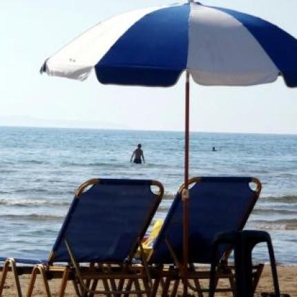 παραλια ξαπλωστρα