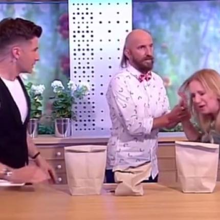 παρουσιαστρια τρικ 