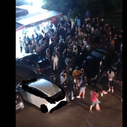 εκατοντάδες άτομα ο ένας πάνω στον άλλο στην Παραλιακή