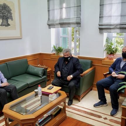 Με τον Δήμαρχο Σφακίων Μανούσο Χιωτάκη συναντήθηκε σήμερα ο Περιφερειάρχης Κρήτης
