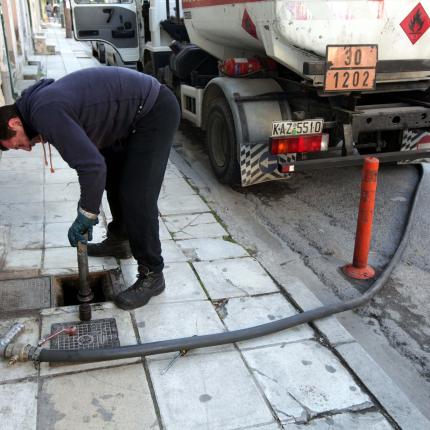 Στα χαμηλότερα επίπεδα από το 2008 η τιμή του πετρελαίου