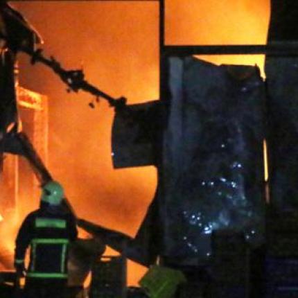 Πυρκαγιά σε αποθήκη με καυσόξυλα στην Ιεράπετρα
