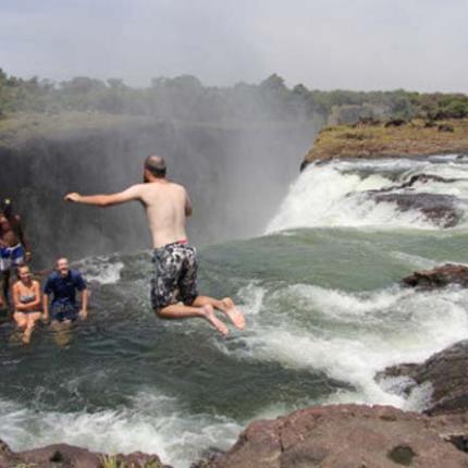 Εσύ θα κολυμπούσες στην πισίνα του Διαβόλου;