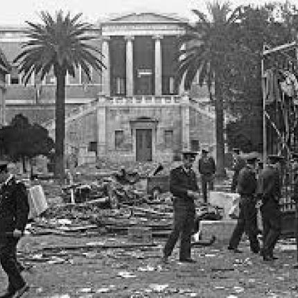 Αστυνομικοί στο Πολυτεχνείο μετά την εισβολή του τανκ