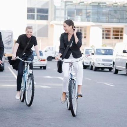 Σκωτία: Απαγόρευση διαφήμισης με ποδήλατο... επειδή η οδηγός δεν φορούσε κράνος!