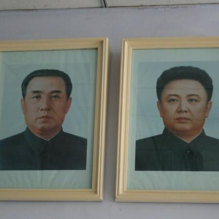 Τα πορτρέτα του πατέρα και του παππού του Κιμ Γιονγκ Ουν.jpg