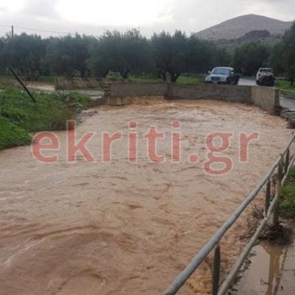 το ποτάμι φούσκωσε, ο δρόμος έκλεισε