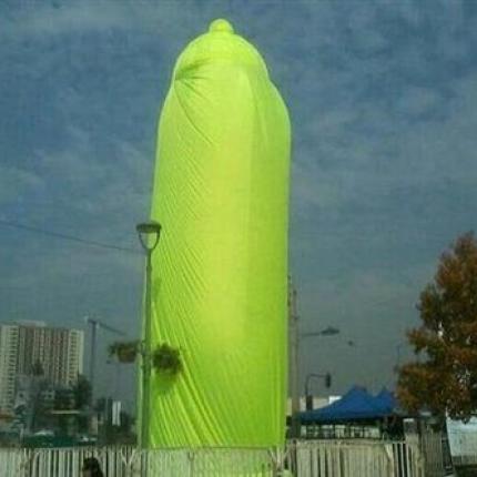 'Ενα τεράστιο προφυλακτικό στήθηκε στο Σαντιάγκο της Χιλής