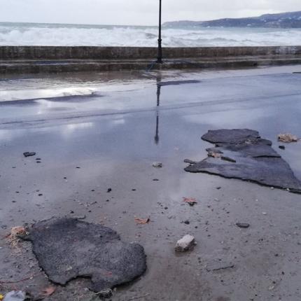 Ζημιές στον παραλιακό δρόμο στις Καλύβες Αποκορώνου
