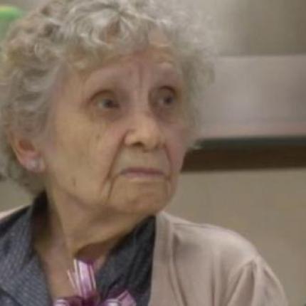 Ποτέ δεν είναι αργά - Πήρε το πτυχίο της στα ... 99 της !