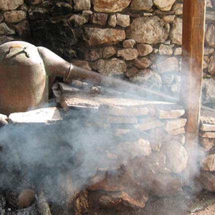 Επί τάπητος τα προβλήματα των παραδοσιακών αποσταγματοποιών τσικουδιάς του νομού Ηρακλείου