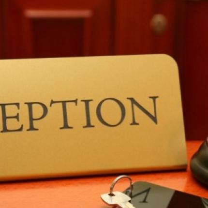 Όπως ειπώθηκε στο Ράδιο Κρήτη, δεν τηρούνται οι συμβάσεις και τα ωράρια εργασίας από πολλούς ξενοδόχους