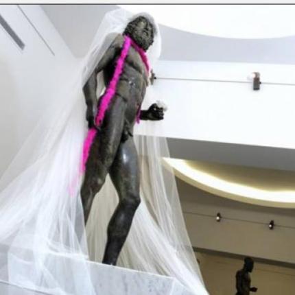 Η "τέχνη" του ό,τι να 'ναι. Αρχαιοελληνικά αγάλματα με ροζ κορδέλα και τούλι