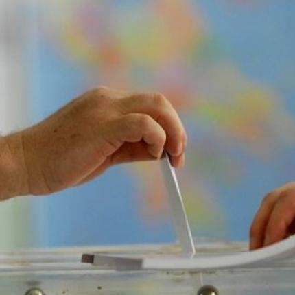 Προβάδισμα 7,5 μονάδων για ΣΥΡΙΖΑ σε νέα δημοσκόπηση