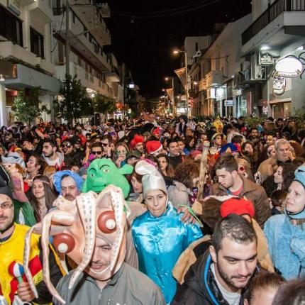 Ξέφρενο κέφι στο Ρέθυμνο που &quot;βουλιάζει&quot; από επισκέπτες