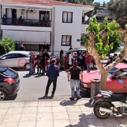 Συγγενείς του 29χρονου έξω από το δικαστικό μέγαρο Ρεθύμνου