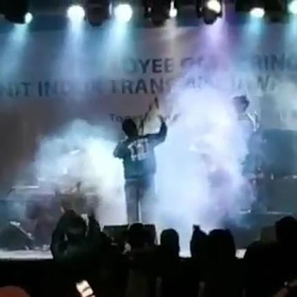 shocking-moment-tsunami-crashes-through-a-packed-concert-in-indonesia-while-the-volcano-kills-at-least-62-people.jpg