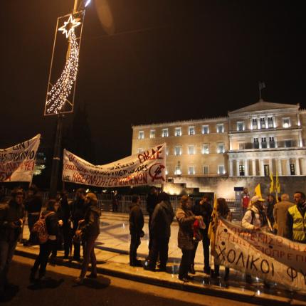 Βουλή: Μέσα ψηφοφορία, έξω συγκέντρωση διαμαρτυρίας (φωτογραφίες)
