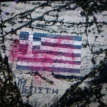 Κόκκινη μπογιά στην ελληνική σημαία στο Καστελόριζο