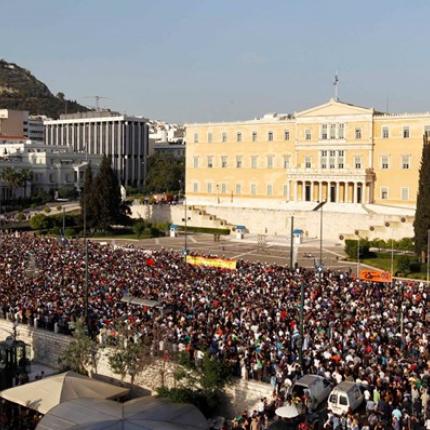 Στο Σύνταγμα ξανά οι Έλληνες για &quot;ανάσες αξιοπρέπειας&quot;