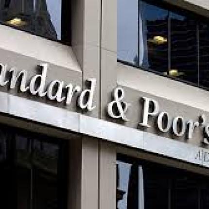 Ο οίκος αξιολόγησης S&amp;P υποβάθμισε το ιταλικό αξιόχρεο, εξέλιξη που αποτελεί πλήγμα για την κυβέρνηση Ρέντσι