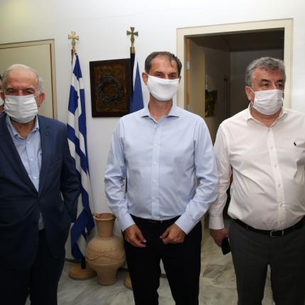 Ο Χάρης Θεοχάρης με τον Περιφερειάρχη Κρήτης και τον Δήμαρχο Ηρακλείου.