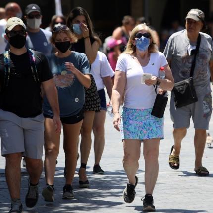 Οι Ηρακλειώτες κάνουν τη βόλτα τους κάτω  από τον καυτό ήλιο