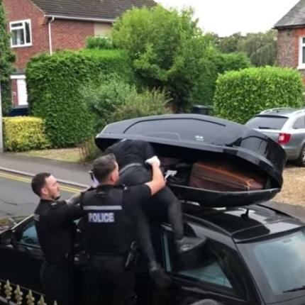 Σουδανός έμεινε ώρες σε μπαγκαζιέρα αυτοκινήτου για να διαφύγει από τη Γαλλία (βίντεο)