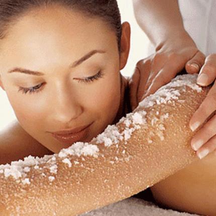 Sugar scrub: Πώς να φτιάξεις μόνη σου γρήγορα και οικονομικά!