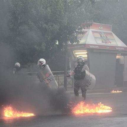 Οι αστυνομικοί των ΜΑΤ δέχθηκαν επιθέσεις με μολότοφ.