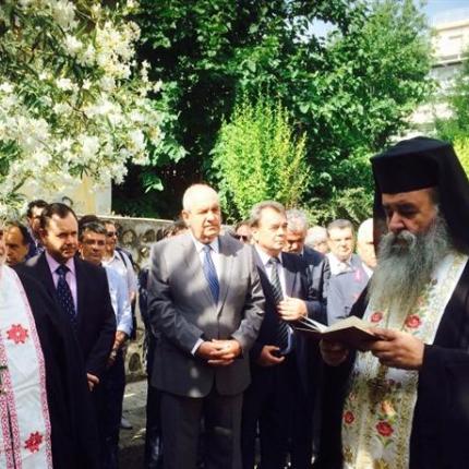 Στο μνημόσυνο των αστυνομικών - θυμάτων της τρομοκρατίας ο Τέρενς Κουίκ    