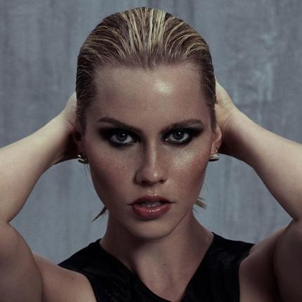 tablet_hot-american-actress-claire-holt.jpg