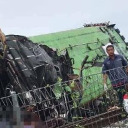 λεωφορείο συγκρούστηκε με τρένο - Ταϊλάνδη